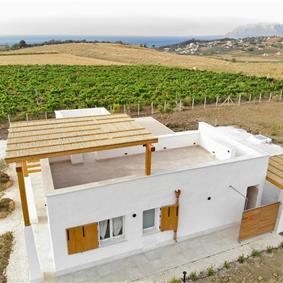 2 bedroom villa with infinity pool, near Alcamo, sleeps 4-5